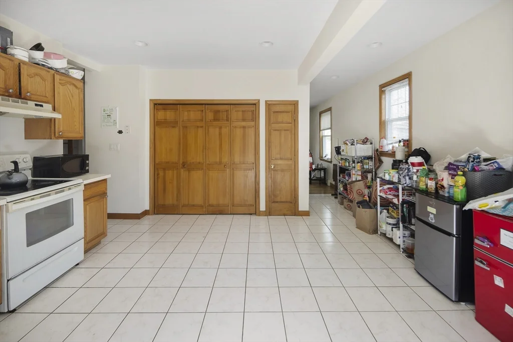 4 bed, 2 bath apartment for rent at 10 Newcastle Unit 10, Brighton — photo 8 of 26