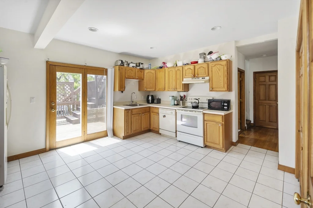 4 bed, 2 bath apartment for rent at 10 Newcastle Unit 10, Brighton — photo 4 of 26
