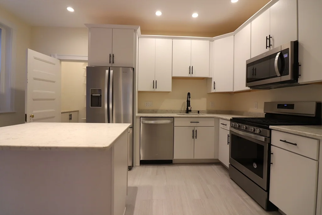 3 bed, 1 bath apartment for rent at 10 Park St Unit 1, Coolidge Corner — photo 1 of 22