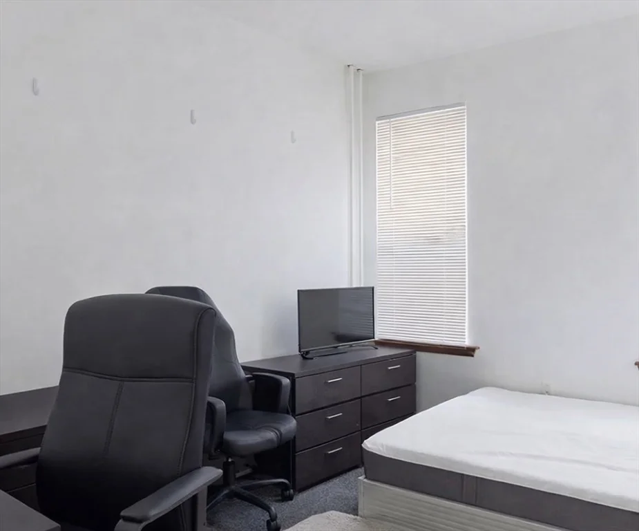 5 bed, 1 bath apartment for rent at 10 Parker Hill Av Unit 1, Coolidge Corner — photo 2 of 6