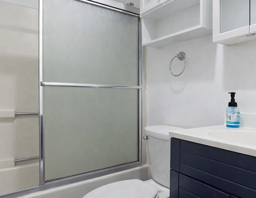 5 bed, 1 bath apartment for rent at 10 Parker Hill Av Unit 1, Coolidge Corner — photo 5 of 6