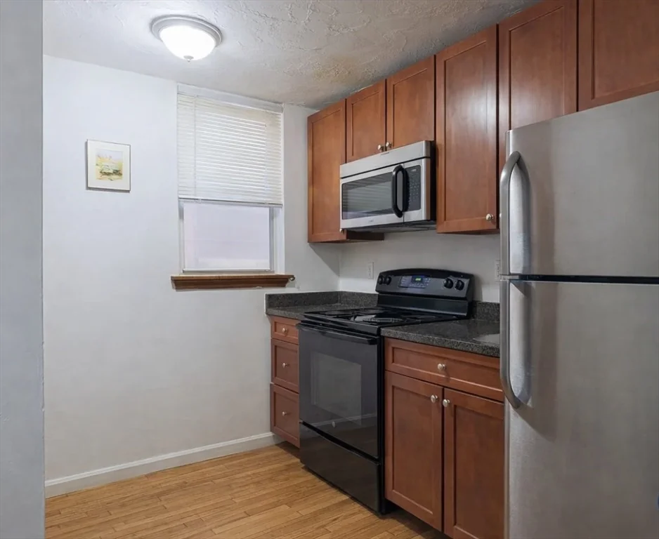 5 bed, 1 bath apartment for rent at 10 Parker Hill Av Unit 1, Coolidge Corner — photo 4 of 6