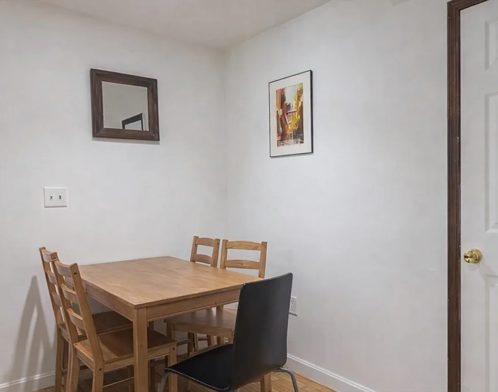 5 bed, 1 bath apartment for rent at 10 Parker Hill Av Unit 1, Coolidge Corner — photo 3 of 6