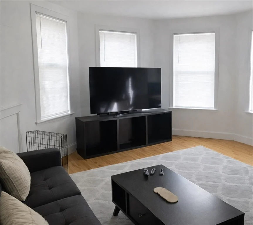 5 bed, 1 bath apartment for rent at 10 Parker Hill Av Unit 1, Coolidge Corner
