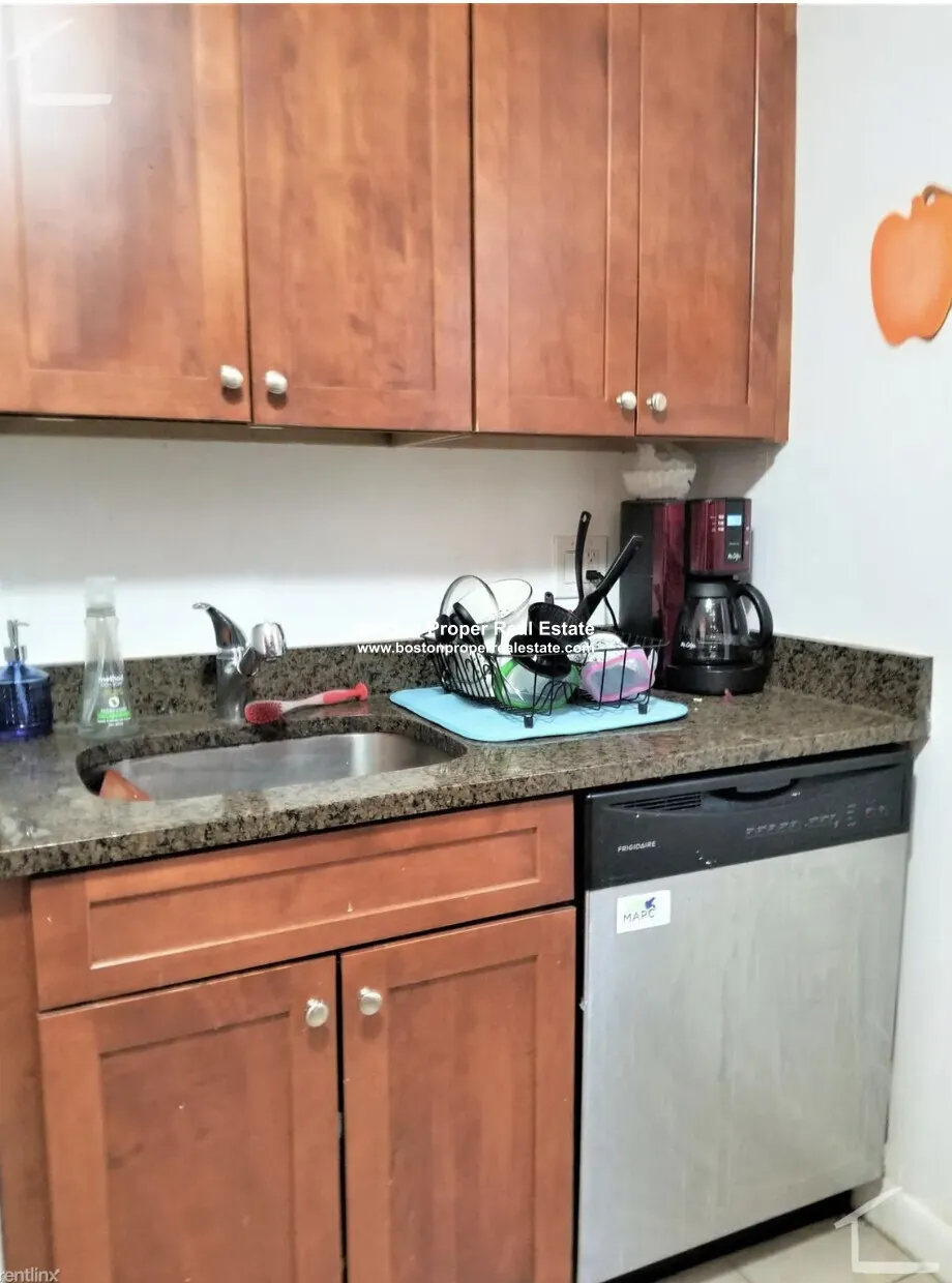 5 bed, 2 bath apartment for rent at 10 Parker Hill Ave Unit 2A, Coolidge Corner — photo 10 of 14