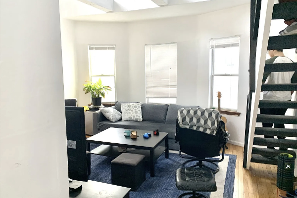 5 bed, 2 bath apartment for rent at 10 Parker Hill Ave Unit 3, Mission Hill — photo 2 of 4