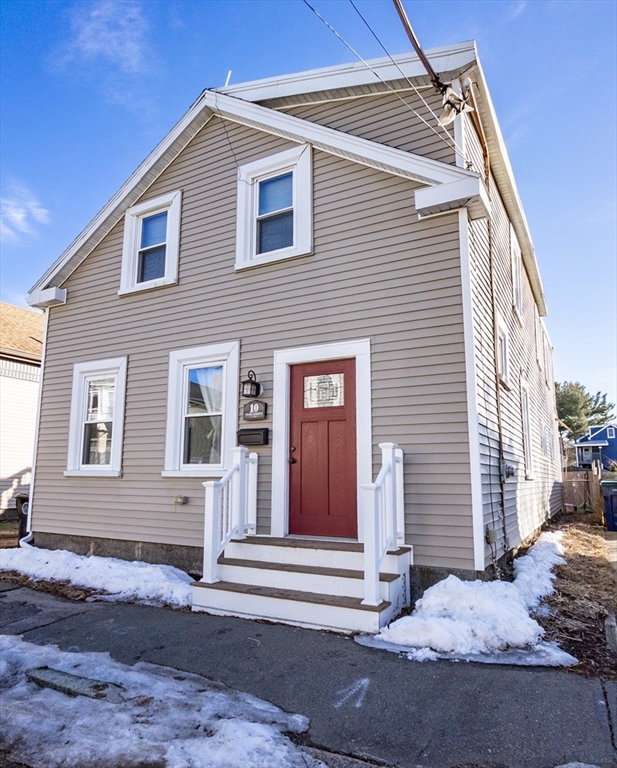 3 bed, 2 bath apartment for rent at 10 Pearl St, Salem — photo 1 of 30