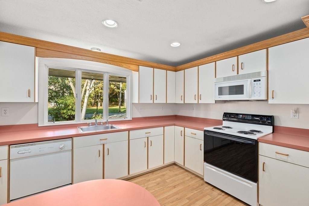 3 bed, 2 bath apartment for rent at 10 Pinegrove Unit 0, Hingham — photo 5 of 24