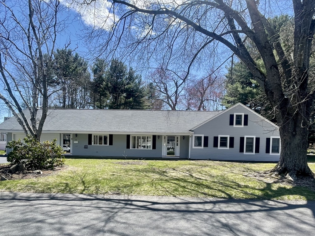 3 bed, 2 bath apartment for rent at 10 Pinegrove Unit 0, Hingham — photo 1 of 24