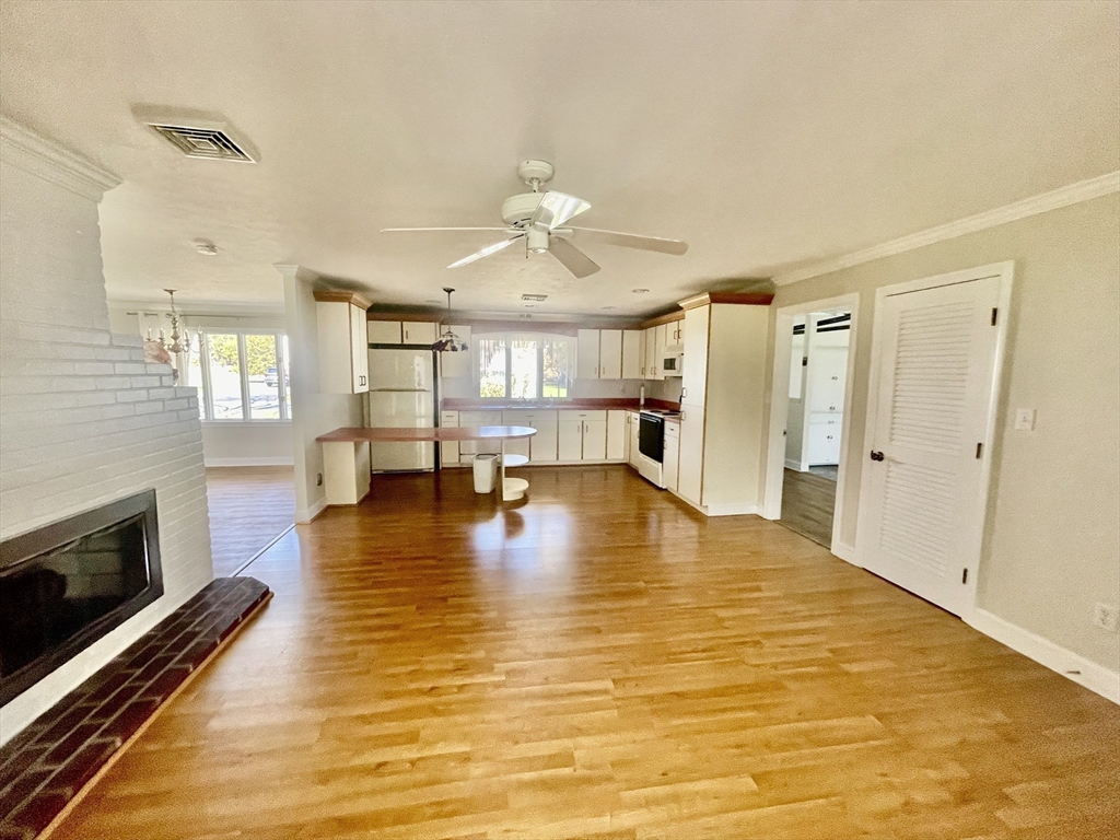 3 bed, 2 bath apartment for rent at 10 Pinegrove Unit 0, Hingham — photo 4 of 24