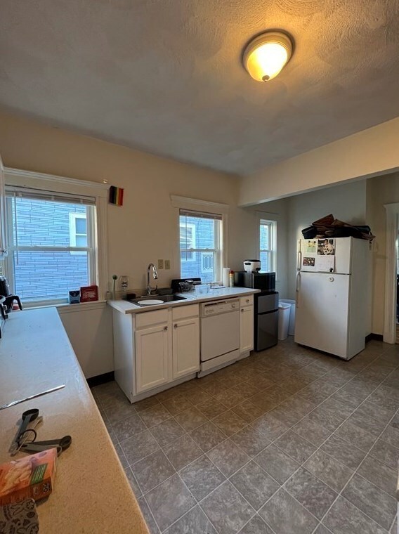 3 bed, 1 bath apartment for rent at 10 Pinkham Rd Unit 1, Medford — photo 2 of 8