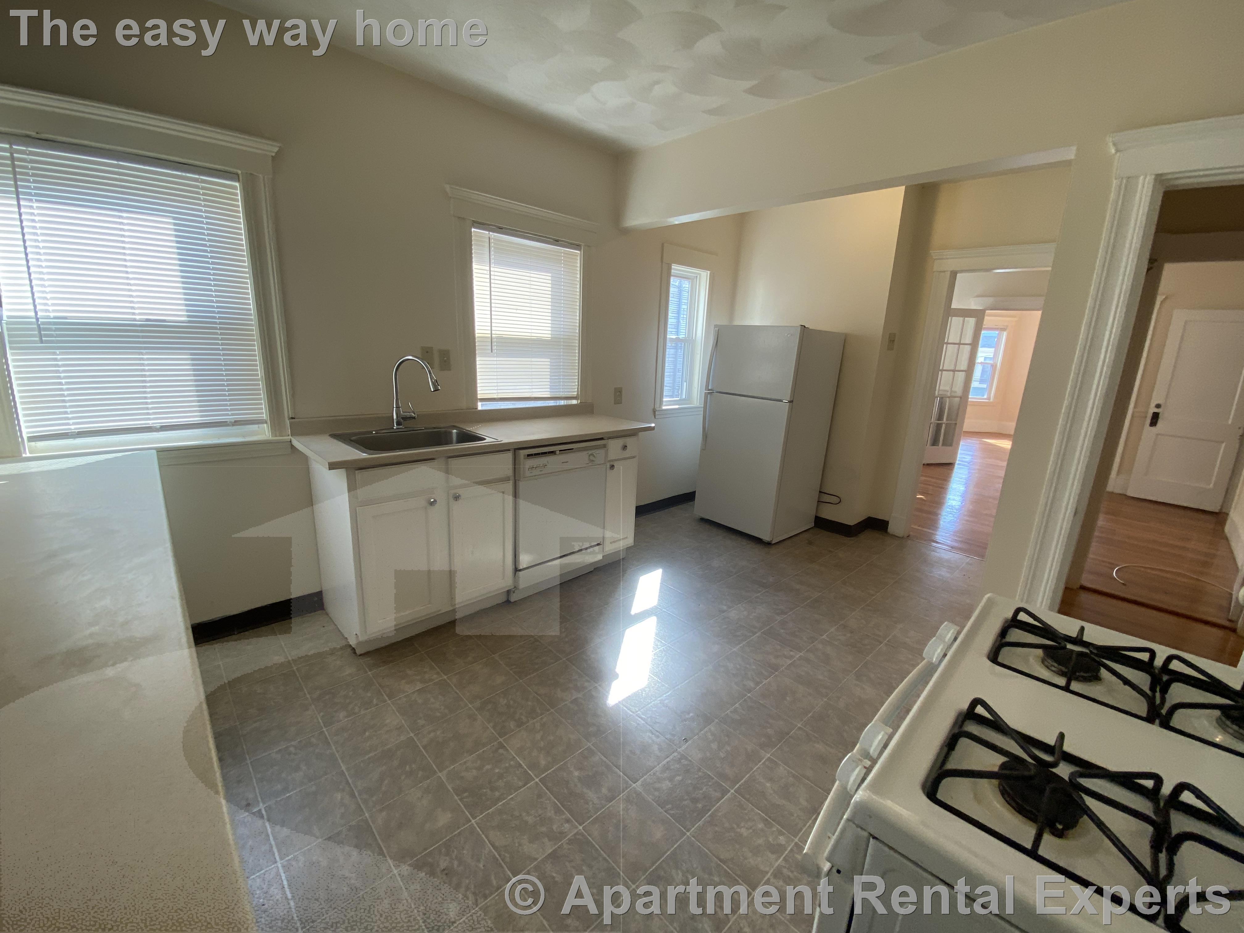 4 bed, 1 bath apartment for rent at 10 Pinkham Rd Unit 2, Tufts — photo 4 of 14