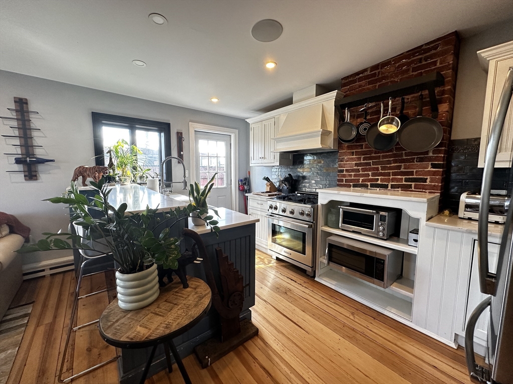 2 bed, 1 bath apartment for rent at 10 Pompeii St Unit 3, Roxbury — photo 3 of 11