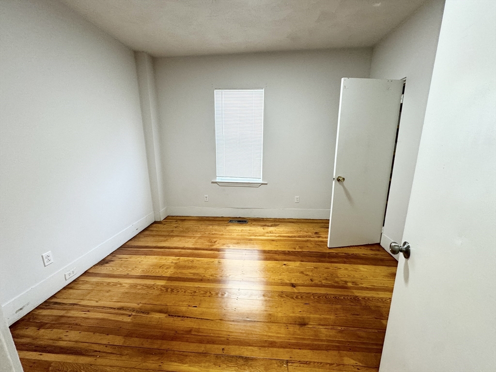 4 bed, 1 bath apartment for rent at 10 Pond Unit 1, Boston — photo 5 of 8