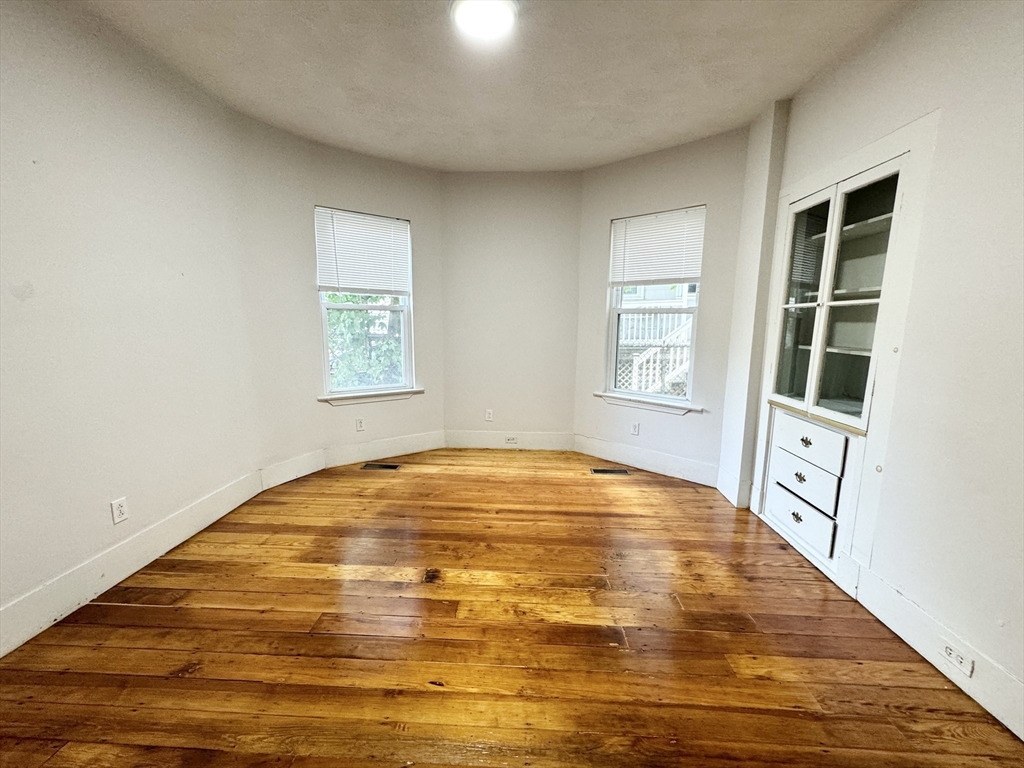 4 bed, 1 bath apartment for rent at 10 Pond Unit 1, Boston — photo 3 of 8