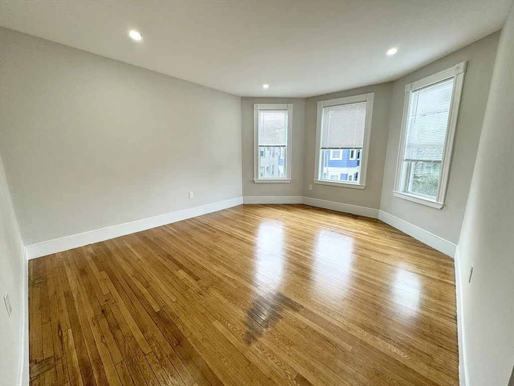 4 bed, 1 bath apartment for rent at 10 Pond Unit 3, Boston — photo 3 of 8
