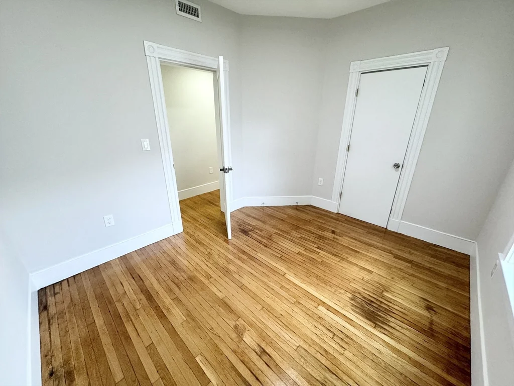 4 bed, 1 bath apartment for rent at 10 Pond Unit 3, Boston — photo 4 of 8