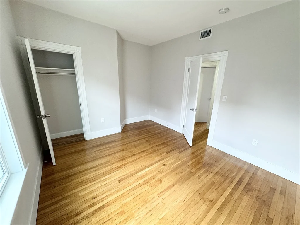 4 bed, 1 bath apartment for rent at 10 Pond Unit 3, Boston — photo 5 of 8