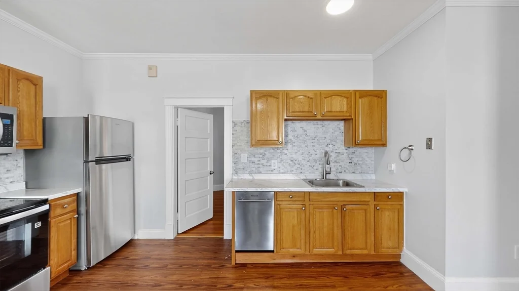 3 bed, 1 bath apartment for rent at 10 Porter Unit 1, Salem — photo 1 of 21