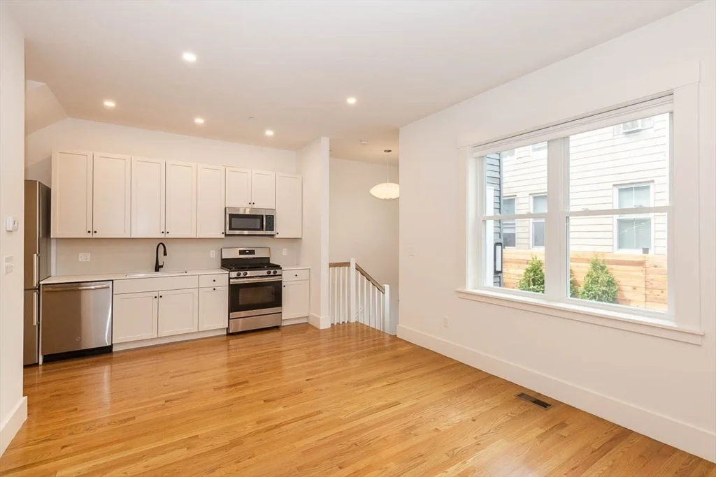 4 bed, 2 bath apartment for rent at 10 Portsmouth Unit 10, Kendall Square — photo 4 of 13