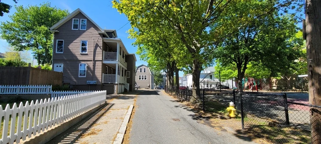 2 bed, 1 bath apartment for rent at 10 Pratt St Unit 1, Salem — photo 3 of 26