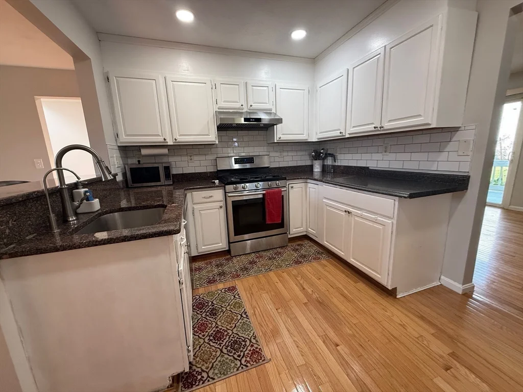 3 bed, 2 bath apartment for rent at 10 Ptarmigan Dr Unit 10, Shrewsbury — photo 9 of 38