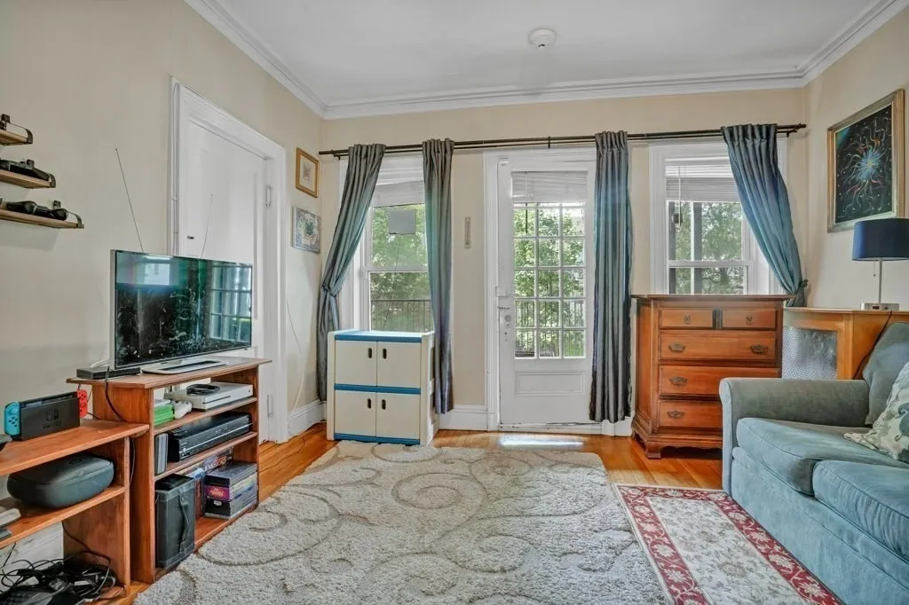 2 split bed, 1 bath apartment for rent at 10 Radcliffe Rd Unit 1, Brighton — photo 2 of 20