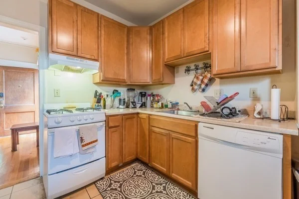 3 bed, 1 bath apartment for rent at 10 Radcliffe Unit 5, Allston — photo 5 of 19