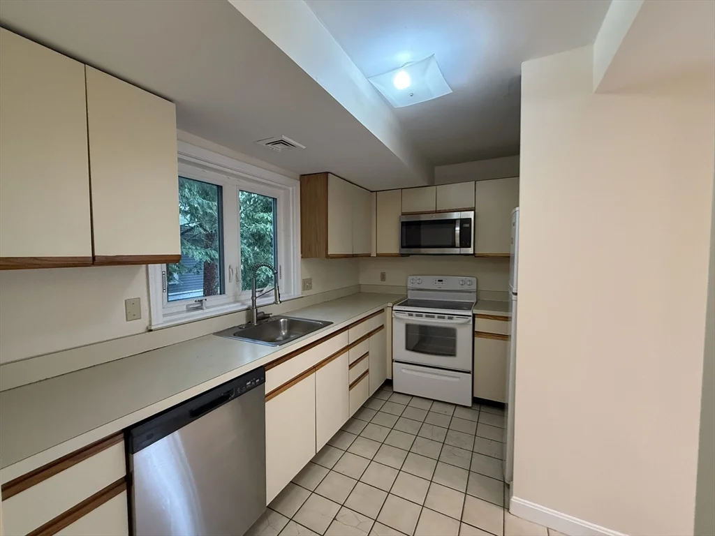3 bed, 2 bath apartment for rent at 10 Rollins Ct Unit 10, Central Square — photo 8 of 9