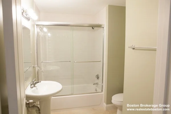1 bed, 1 bath apartment for rent at 10 Roxbury Unit 1, Roxbury — photo 5 of 8
