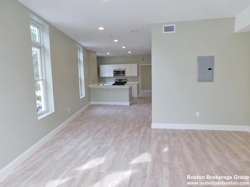 3 bed, 2 bath apartment for rent at 10 Roxbury Unit 3, Roxbury — photo 3 of 11