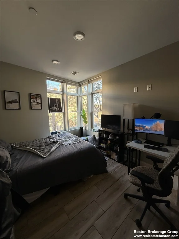 3 bed, 2 bath apartment for rent at 10 Roxbury Unit 3, Roxbury — photo 9 of 11