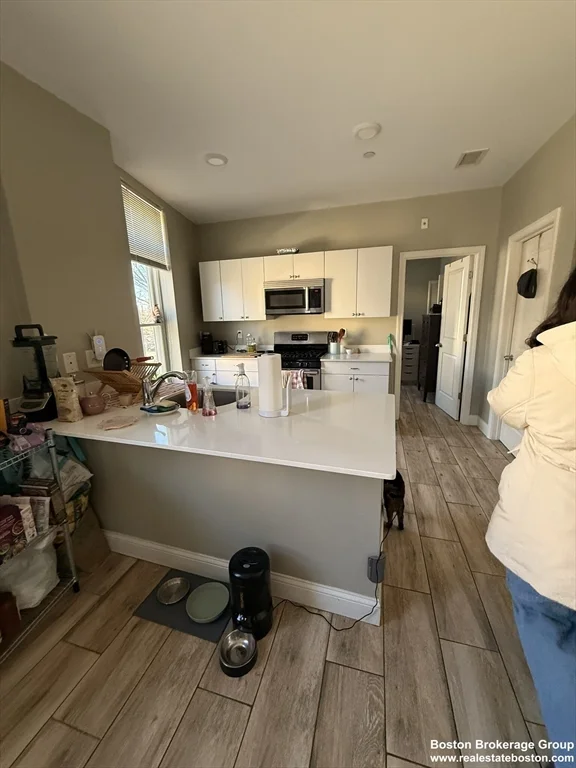3 bed, 2 bath apartment for rent at 10 Roxbury Unit 3, Roxbury — photo 2 of 11