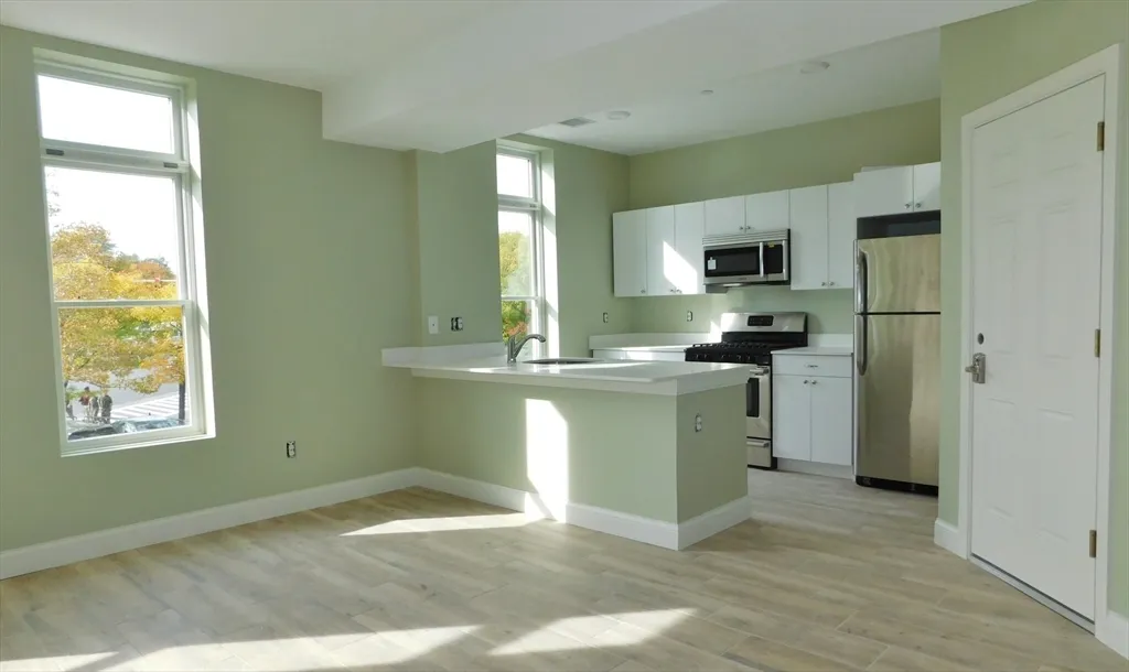 3 bed, 2 bath apartment for rent at 10 Roxbury Unit 5, Roxbury — photo 4 of 17