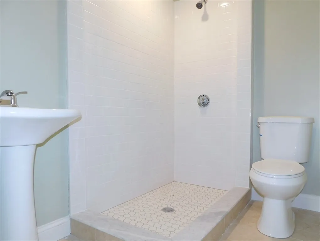 3 bed, 2 bath apartment for rent at 10 Roxbury Unit 5, Roxbury — photo 15 of 17