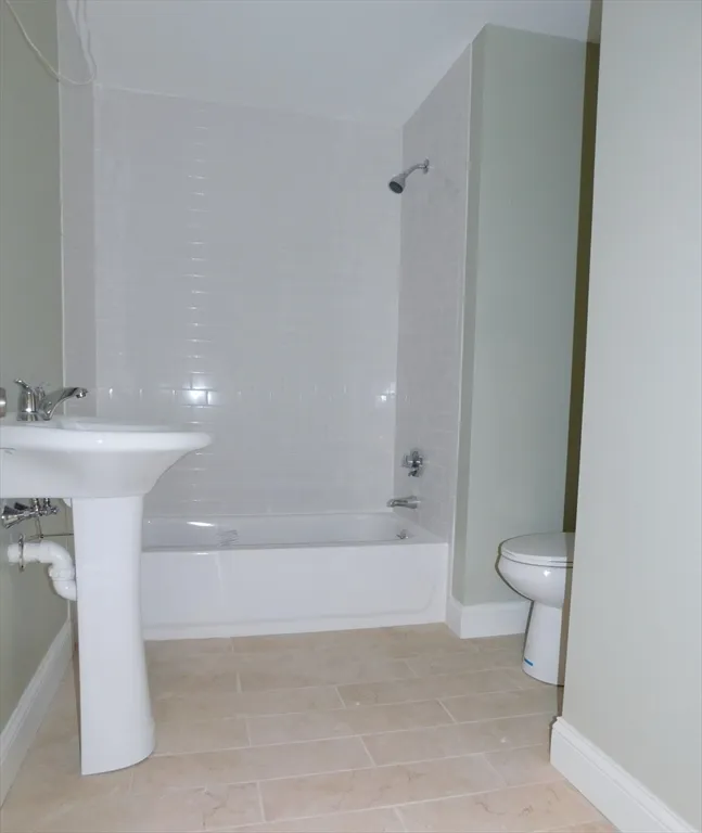 3 bed, 2 bath apartment for rent at 10 Roxbury Unit 5, Roxbury — photo 16 of 17
