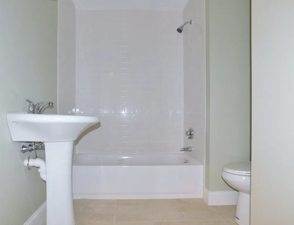 3 bed, 2 bath apartment for rent at 10 Roxbury Unit 5, Roxbury — photo 14 of 17