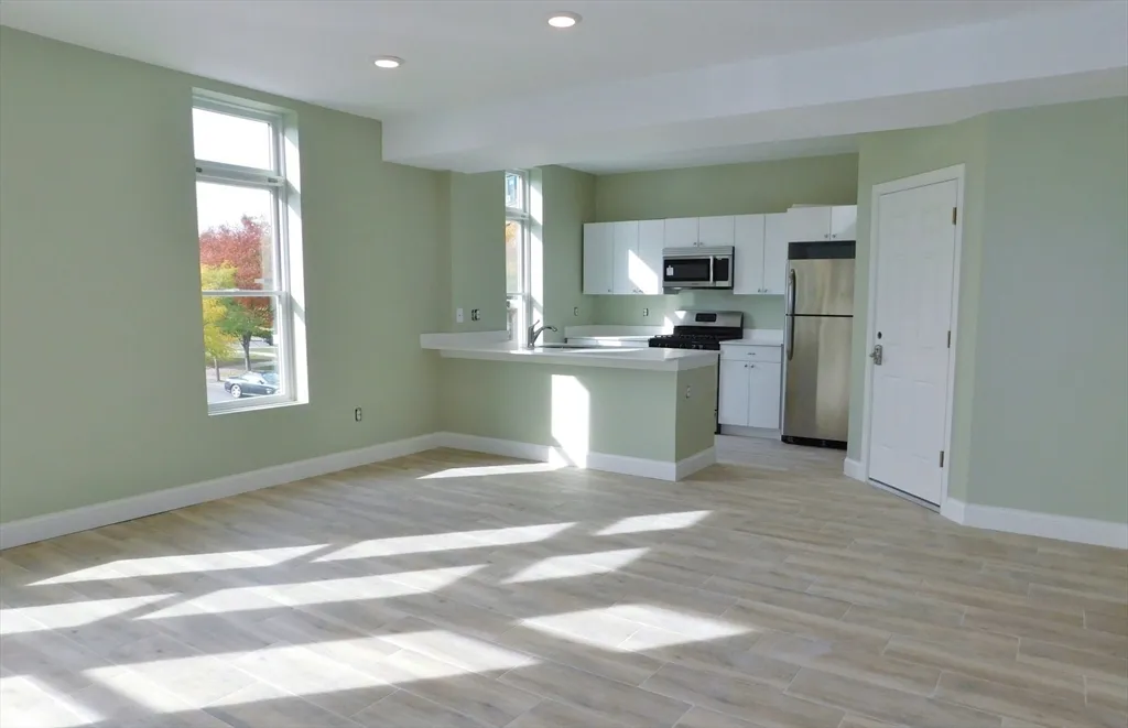 3 bed, 2 bath apartment for rent at 10 Roxbury Unit 5, Roxbury — photo 5 of 17