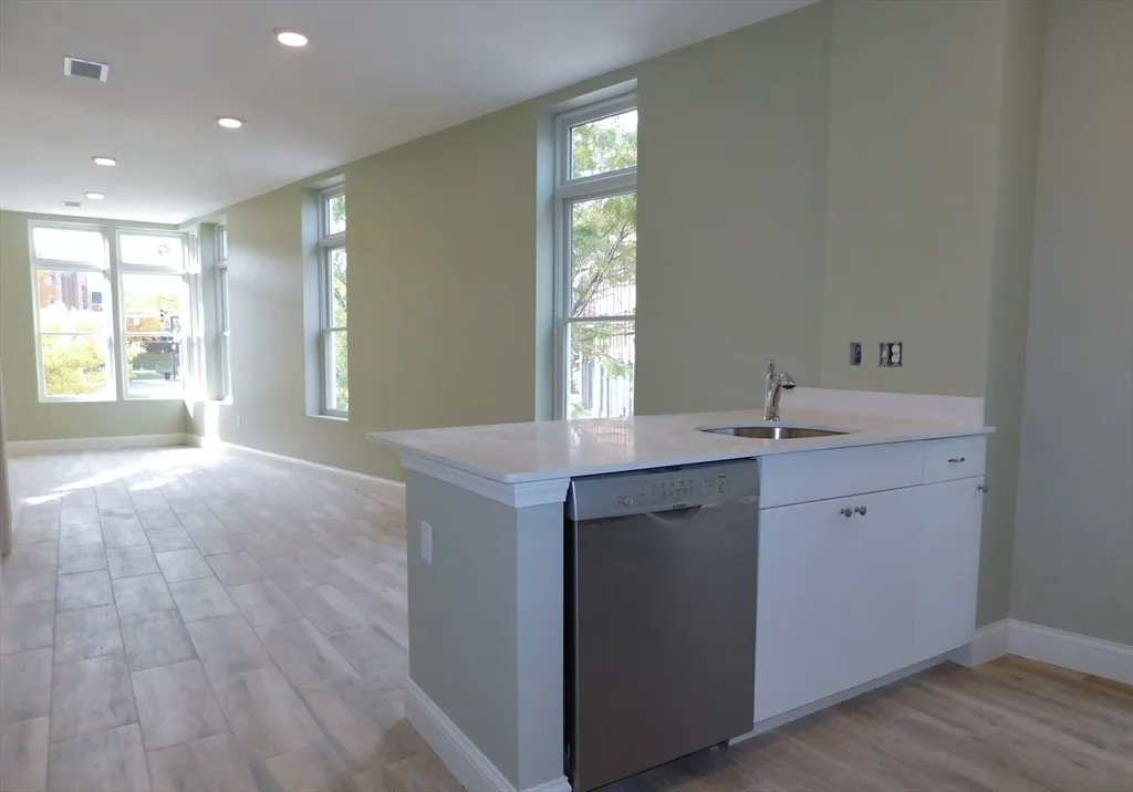 3 bed, 2 bath apartment for rent at 10 Roxbury Unit 5, Roxbury — photo 2 of 17