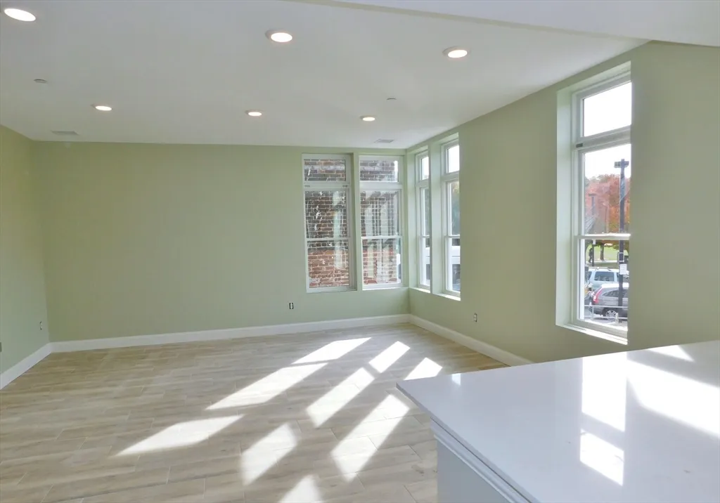 3 bed, 2 bath apartment for rent at 10 Roxbury Unit 5, Roxbury — photo 3 of 17