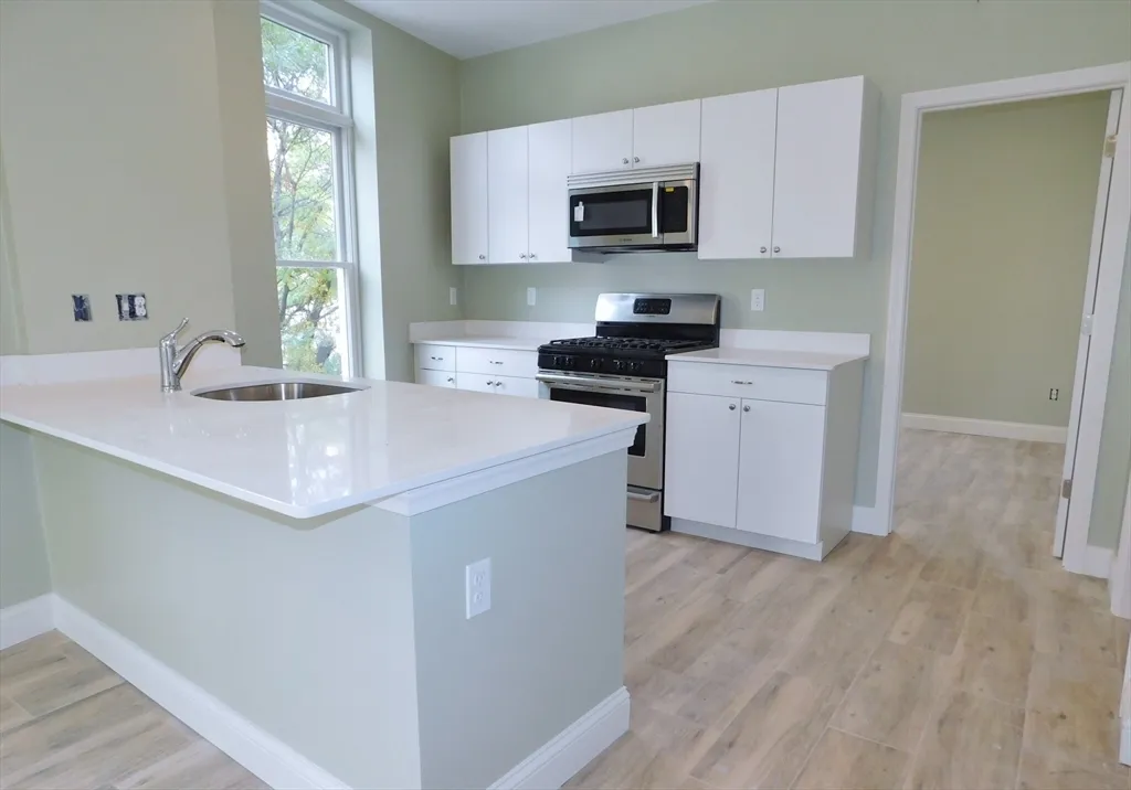 3 bed, 2 bath apartment for rent at 10 Roxbury Unit 5, Roxbury — photo 1 of 17