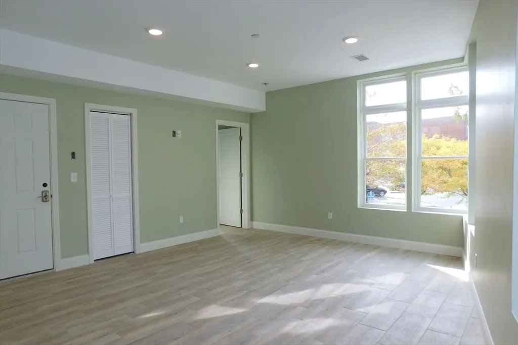 3 bed, 2 bath apartment for rent at 10 Roxbury Unit 5, Roxbury — photo 6 of 17
