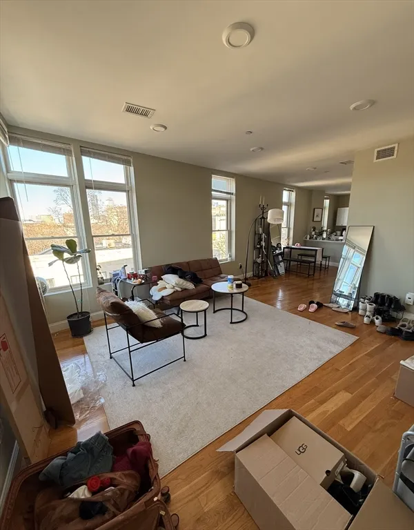 3 bed, 2 bath apartment for rent at 10 Roxbury Unit 7, Roxbury