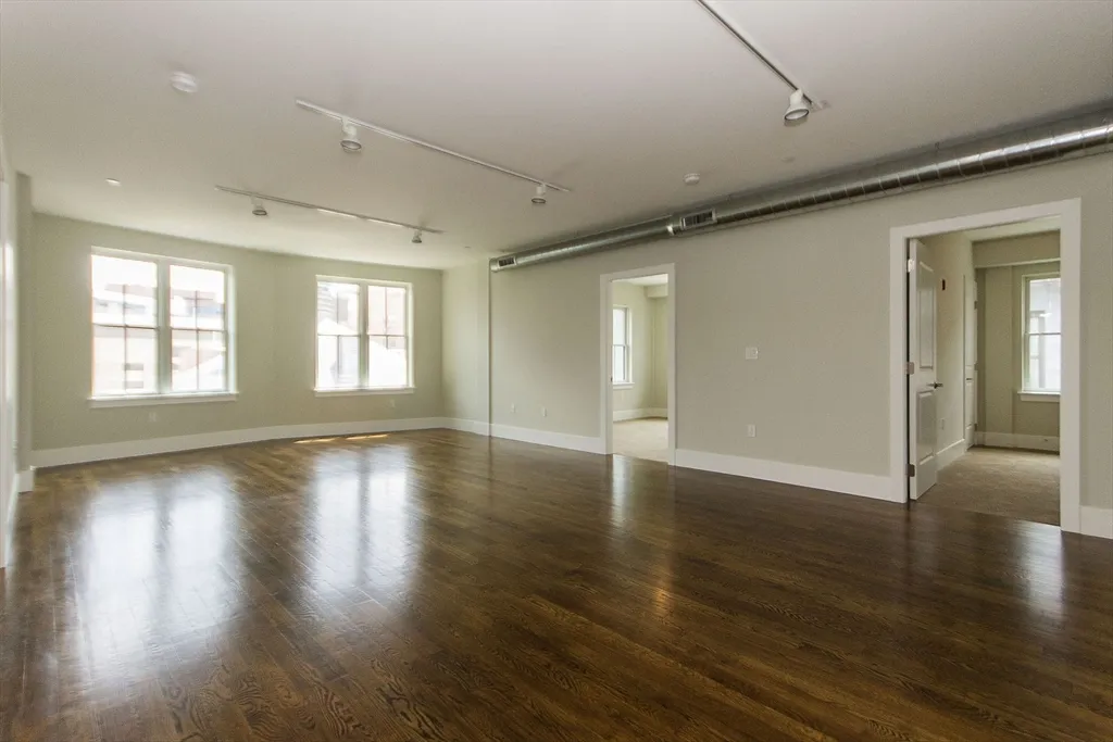 3 bed, 2 bath apartment for rent at 10 Saint George St Unit 406, South End