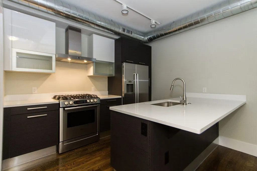 3 bed, 2 bath apartment for rent at 10 Saint George St Unit 406, South End — photo 2 of 11
