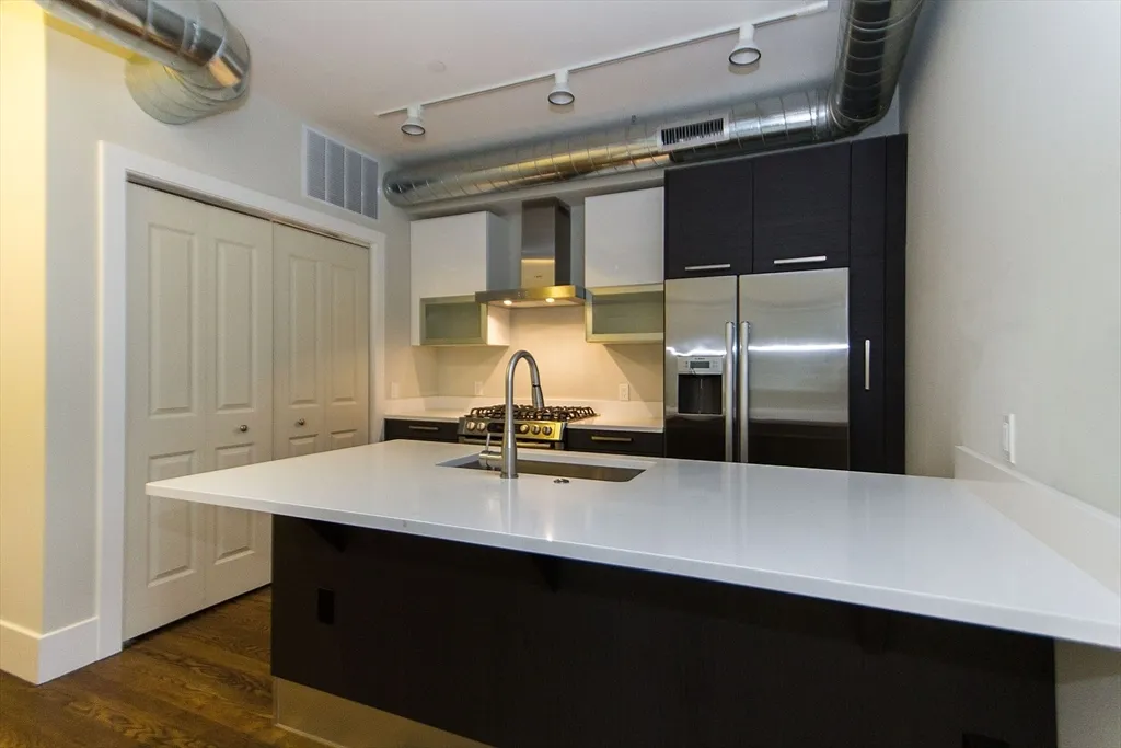 3 bed, 2 bath apartment for rent at 10 Saint George St Unit 406, South End — photo 3 of 11