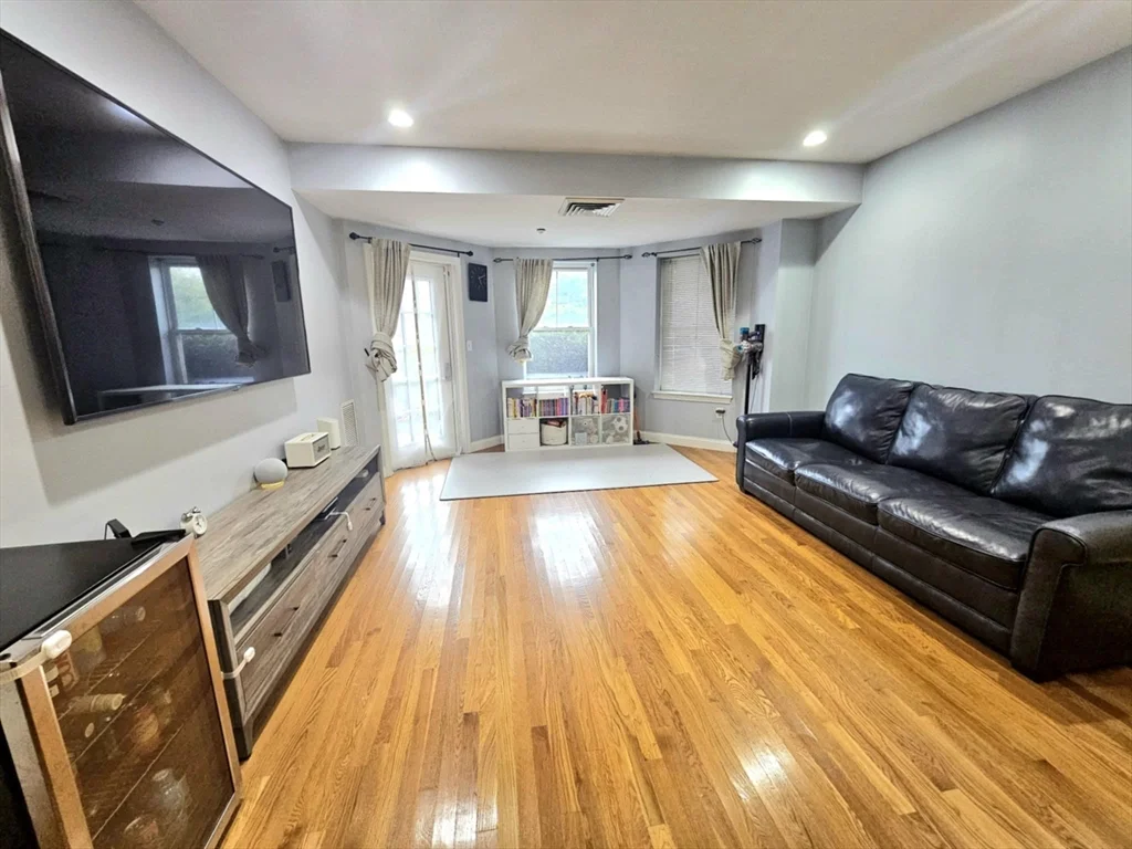 1 bed, 1 bath apartment for rent at 10 Seaport Dr Unit 2111, Norfolk Downs — photo 4 of 26