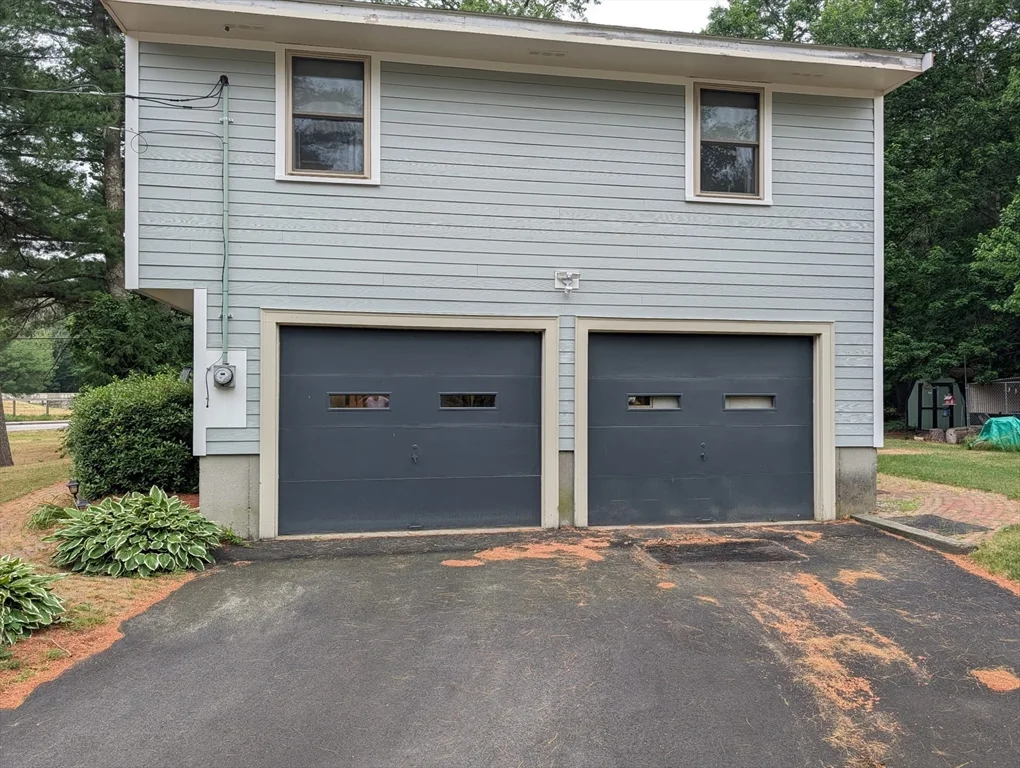 3 bed, 1 bath apartment for rent at 10 Sherwood Ln, Raynham — photo 2 of 15