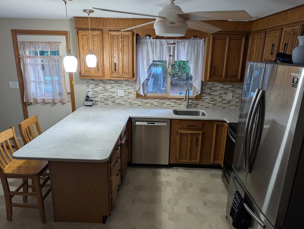 3 bed, 1 bath apartment for rent at 10 Sherwood Ln, Raynham — photo 6 of 15