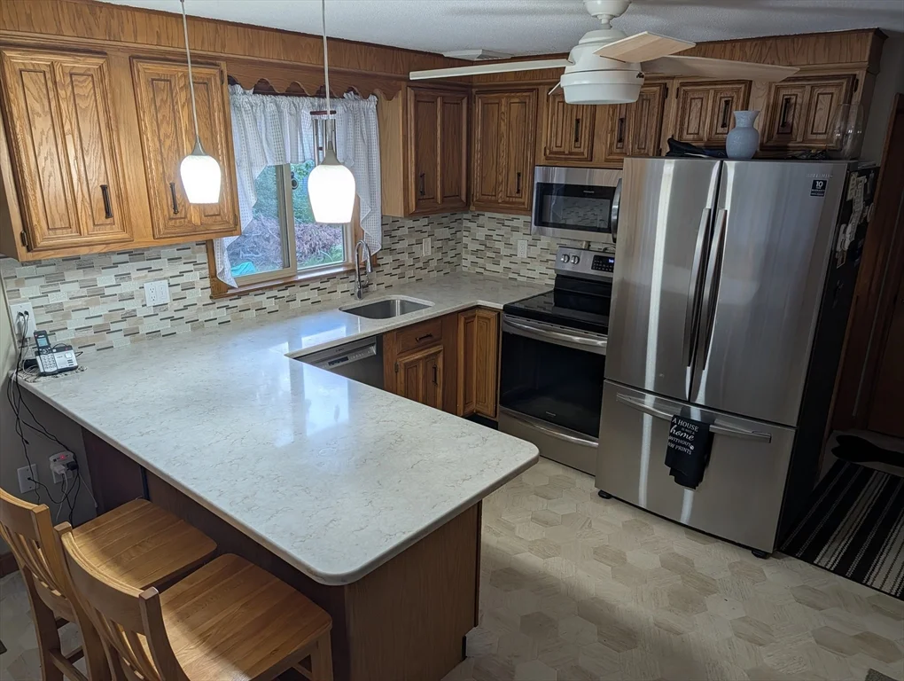 3 bed, 1 bath apartment for rent at 10 Sherwood Ln, Raynham — photo 5 of 15